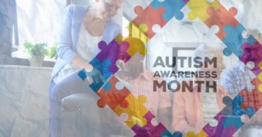 Renkli yapboz parçaları ve otizm metinlerinin animasyonu elektronik cihazlar kullanarak son sınıf arkadaşlarının üzerinde. otizm, öğrenme güçlüğü, destek ve farkındalık kavramı dijital olarak oluşturulmuş video.