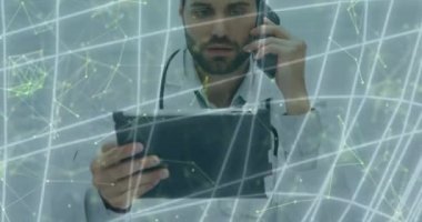 Tablet ve akıllı telefon kullanan erkek doktor üzerinden tarayıcı, kalp ve ağ bağlantılarının animasyonu. Dijital olarak üretilen tıbbi hizmetler, araştırma ve bilim konsepti.
