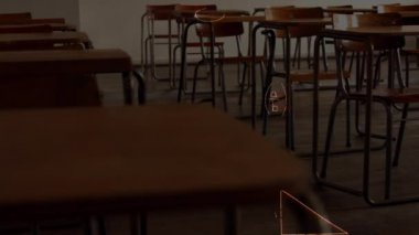 Matematiksel denklemlerin boş sınıfın üzerinde canlandırılması. okul, eğitim ve öğrenim konsepti dijital olarak oluşturulmuş video.