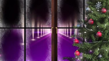 Noel ağacı ve ahşap pencere çerçevesi mor arka plandaki spot ışıklarına karşı. Noel şenliği ve kutlama konsepti