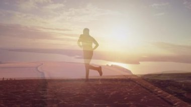 Kumsalda ve denizde gün batımında koşan adamın birleşimi. sağlık, zindelik ve refah konsepti dijital olarak oluşturulmuş video.