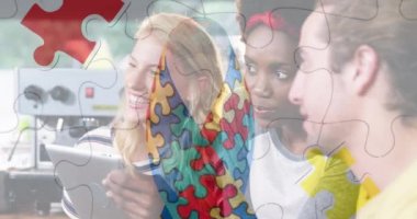 Dijital cihazlar kullanan iş adamlarının renkli yapboz parçalarının animasyonu. otizm, öğrenme güçlüğü, destek ve farkındalık kavramı dijital olarak oluşturulmuş video.