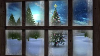 Kış manzarasında Noel ağacının üzerine düşen kara karşı ahşap pencere çerçevesi. Noel şenliği ve kutlama konsepti