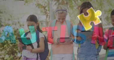 Arkadaşlarının elektronik aletler kullanması üzerine renkli yapboz parçaları ve otizm metinlerinin animasyonu. otizm, öğrenme güçlüğü, destek ve farkındalık kavramı dijital olarak oluşturulmuş video.