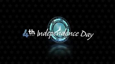 Saat ve havai fişekler üzerinde Amerikan bayrağı bulunan 4 Temmuz metninin animasyonu. Amerikan vatanseverliği, bağımsızlık ve kutlama konsepti dijital olarak oluşturulmuş video.