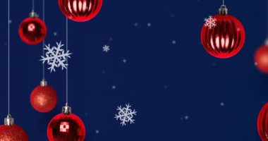 Donanma arka planında, Noel süslemeleri üzerine düşen kar animasyonu. Noel, kış, gelenek ve kutlama konsepti dijital olarak oluşturulmuş video.