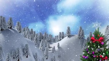 Noel ağacının, köknar ağaçlarının ve kış manzarasının üzerine düşen karların animasyonu. Noel, kış, gelenek ve kutlama konsepti dijital olarak oluşturulmuş video.