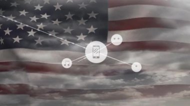 Amerika Birleşik Devletleri bayrağı ve bulutların üzerindeki simgelerle bağlantı ağının animasyonu. küresel bağlantılar, vatanseverlik, dijital arayüz ve teknoloji konsepti dijital olarak oluşturulmuş video.