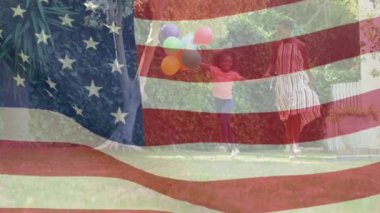 Amerikan bayrağının, elinde balonlarla gülümseyen Afrikalı Amerikalı anne ve kızının animajı. Amerikan vatanseverliği, bağımsızlık ve kutlama konsepti dijital olarak oluşturulmuş video.