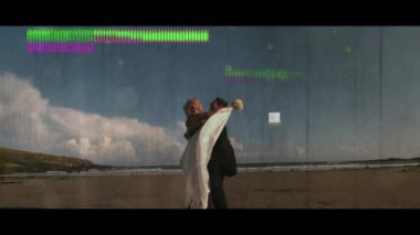 Mutlu çiftin düğün günü plajda retro TV ekranında canlandırması. evlilik, romantizm ve anılar dijital olarak üretilen video konsepti.