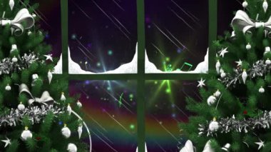 İki noel ağacı ve pencere çerçevesi siyah arkaplandaki renkli ışık noktalarına karşı. Noel şenliği ve kutlama konsepti