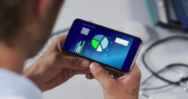 Beyaz adamın elleri ekranda istatistikleri olan akıllı telefon kullanıyor. iletişim, veri teknolojisi ve dijital arayüz kavramı dijital olarak oluşturulmuş video.