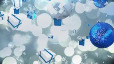 Noel süsleri, hediyeler ve Bokeh 'in mavi arka planına yağan kar animasyonları. Noel, gelenek ve kutlama konsepti dijital olarak oluşturuldu.