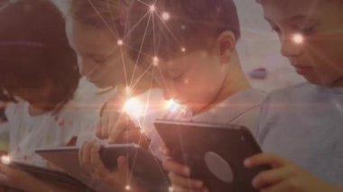 Okul çocukları üzerinden tablet kullanarak bağlantı ağlarının animasyonu. küresel eğitim, bağlantılar, teknoloji ve veri işleme kavramı dijital olarak oluşturulmuş video.