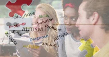 Dijital cihazlar kullanarak iş adamlarının üzerine renkli yapboz parçaları ve otizm metinlerinin animasyonu. otizm, öğrenme güçlüğü, destek ve farkındalık kavramı dijital olarak oluşturulmuş video.