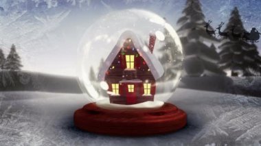 Noel Baba 'nın kızakta ren geyiği, kar küresi ve kış manzaralı animasyonu. Noel, gelenek ve kutlama konsepti dijital olarak oluşturuldu.