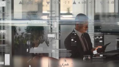 Tablet kullanılarak işadamlarının istatistik ve veri işleme animasyonları. küresel iş, veri işleme, dijital arayüz ve teknoloji konsepti dijital olarak oluşturulmuş video.