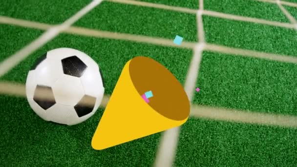 サッカーボールの上にコンフェッティコーンのアニメーション 世界中のスポーツやお祝いのコンセプトをデジタルで — ストック動画