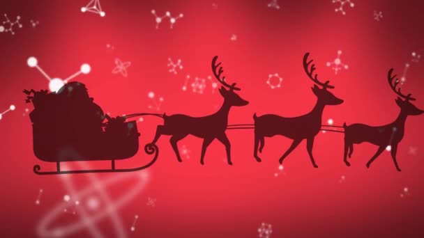雪の中でサンタ座の上に浮かんでいる分子構造は 赤い背景の上のトナカイ達によって引っ張られています クリスマス フェスティバルとお祝いのコンセプト — ストック動画