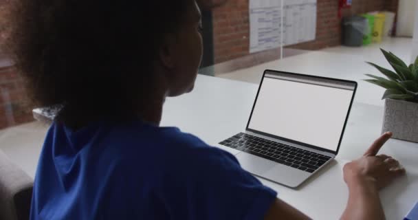 Mujer Afroamericana Sentada Escritorio Viendo Procesamiento Datos Codificación Pantalla Del — Vídeos de Stock