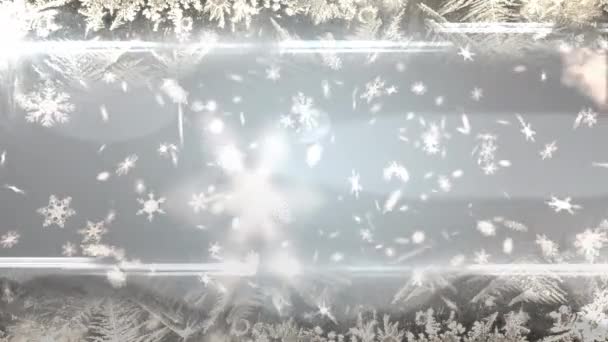 圣诞节降雪的动画笼罩在灰色背景的圣诞装饰品之上 圣诞节 传统和庆祝概念数字制作的视频 — 图库视频影像
