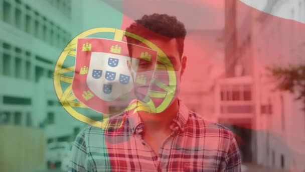 Animacja Flagi Portugalczyka Machającego Nad Mężczyzną Noszącym Maskę Twarzy Podczas — Wideo stockowe