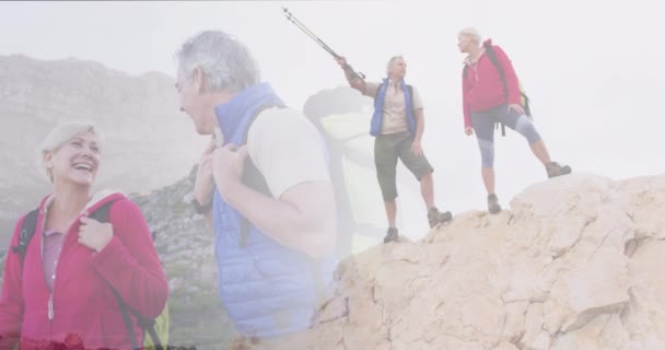 Sammansatt Två Glada Kaukasiska Äldre Par Som Vandrar Bergssidan Hälsosam — Stockvideo