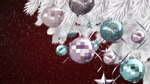 Nieve Cayendo Sobre Bauble Decoraciones Estrellas Colgando Árbol Navidad Sobre — Vídeos de Stock