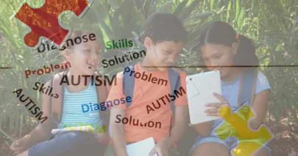 Animace Barevných Kousků Skládačky Autismus Text Přes Děti Přátelé Pomocí — Stock video
