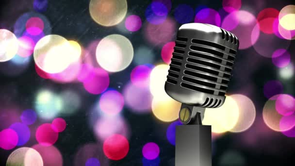 Retro Kovový Mikrofon Proti Purpurovým Skvrnám Světla Černém Pozadí Hudební — Stock video