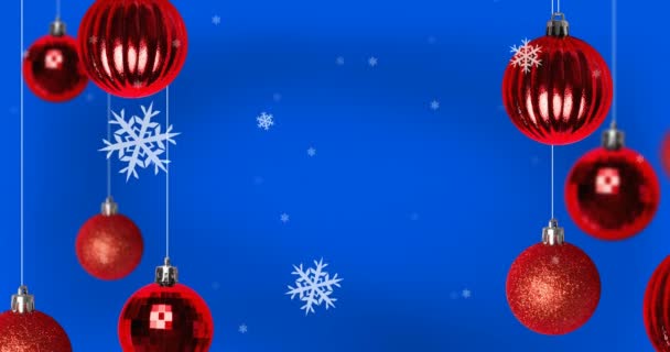 Анимация Снега Падает Рождественские Безделушки Украшения Синем Фоне Рождество Зима — стоковое видео