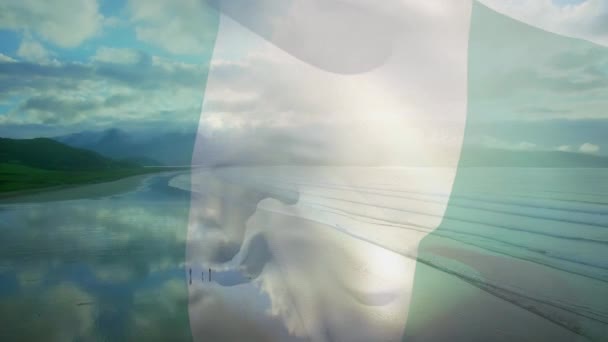 Nijerya Bayrağının Animasyonu Plaj Manzarasında Dalgalanıyor Bulutlu Mavi Gökyüzü Deniz — Stok video