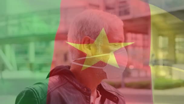 Animación Bandera Camerún Ondeando Sobre Hombre Con Máscara Facial Durante — Vídeo de stock