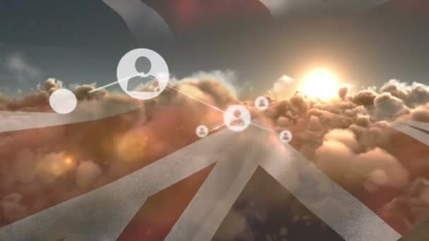 Animacja Sieci Połączeń Ikon Ludźmi Nad Flagą Zjednoczonego Królestwa Chmurami — Wideo stockowe