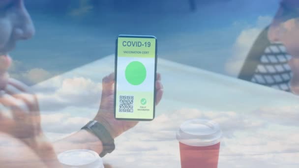 Animering Kvinna Som Håller Smartphone Med Covid Vaccination Pass Över — Stockvideo