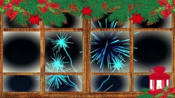 黒い背景で爆発花火に対するクリスマスランプと木製の窓枠 クリスマス フェスティバルとお祝いのコンセプト — ストック動画