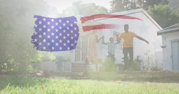 美国国旗在微笑的非洲裔美国家庭上空飘扬 美国的爱国主义 独立和庆祝概念数码视频 — 图库视频影像