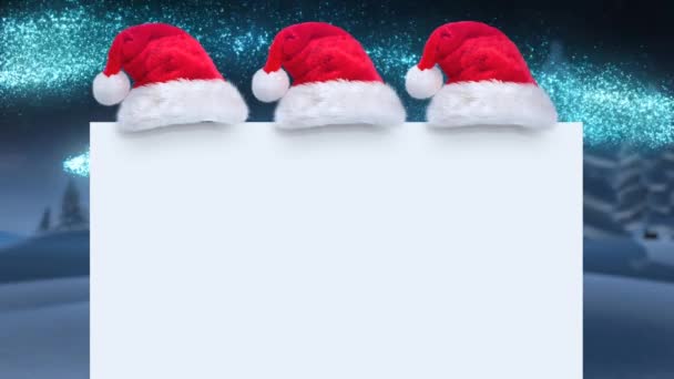 冬の風景の中に落ちるクリスマスの星の上にコピースペースとサンタの帽子を持つ空白のカードのアニメーション クリスマス 伝統とお祝いのコンセプトデジタルで生成されたビデオ — ストック動画