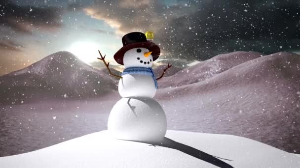 上空の雲に対して冬の風景に雪だるまの上に雪が降っています クリスマス フェスティバルとお祝いのコンセプト — ストック動画
