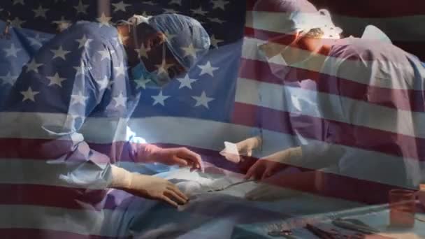 动手术时 美国国旗飘扬在外科医生的头顶上 全球医学 围产期保健服务 数码制作的19种流行病概念视频 — 图库视频影像