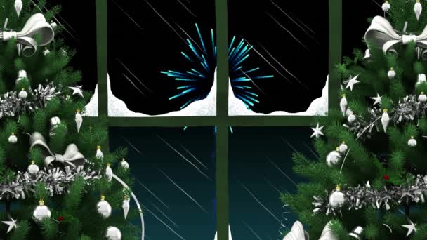 黒い背景で爆発する花火に対して2本のクリスマスツリーと窓枠 クリスマス フェスティバルとお祝いのコンセプト — ストック動画