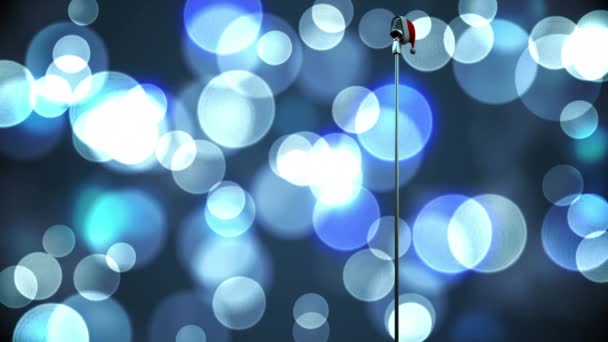 Topi Santa Melalui Mikrofon Terhadap Bintik Bintik Cahaya Terhadap Latar — Stok Video