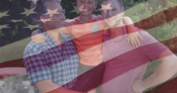 Animación Bandera Ondeando Sonriente Abuelo Caucásico Padre Nieto Patriotismo Americano — Vídeos de Stock