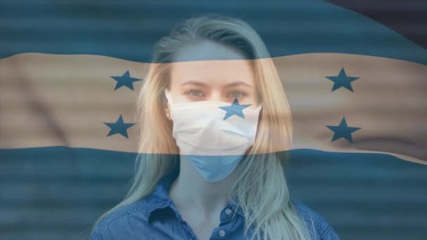 Animacja Flagi Hondurasu Machająca Nad Kobietą Masce Twarzy Podczas Pandemii — Wideo stockowe