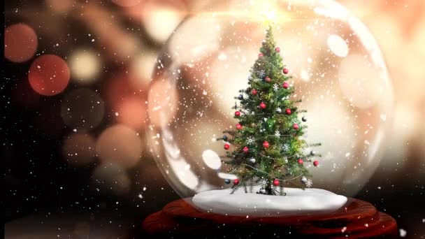 Schnee Fällt Über Den Weihnachtsbaum Einer Schneekugel Gegen Lichtpunkte Weihnachtsfeier — Stockvideo