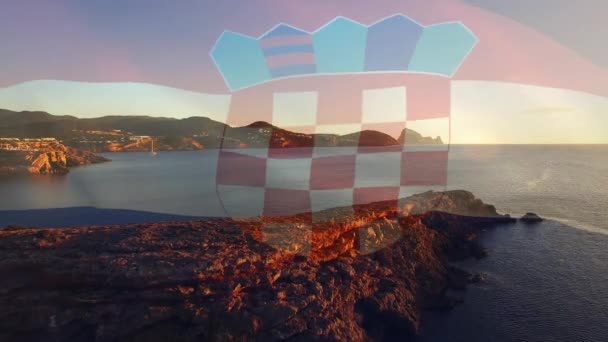 Κινούμενο Σχέδιο Σημαίας Κροατών Που Φυσάει Πάνω Από Παραθαλάσσιο Ακρωτήριο — Αρχείο Βίντεο