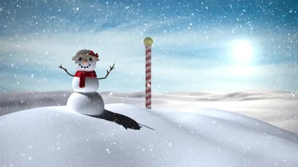 Neige Tombant Sur Snowwoman Sur Paysage Hivernal Contre Ciel Bleu — Video