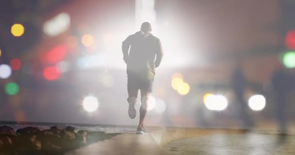 Смесь Человека Бегущего Морю Городского Движения Огней Ночью Здоровье Фитнес — стоковое видео
