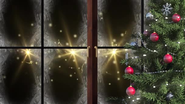 Vánoční Stromek Dřevěný Rám Okna Proti Zlatým Skvrnám Světla Černém — Stock video