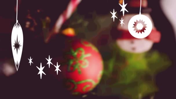 Animacja Urodzinowych Pozdrowień Bombki Nad Dekoracjami Świątecznymi Boże Narodzenie Zima — Wideo stockowe